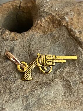 5/$10❤️❤️❤️NEW Tiny Gun Charm Pendant